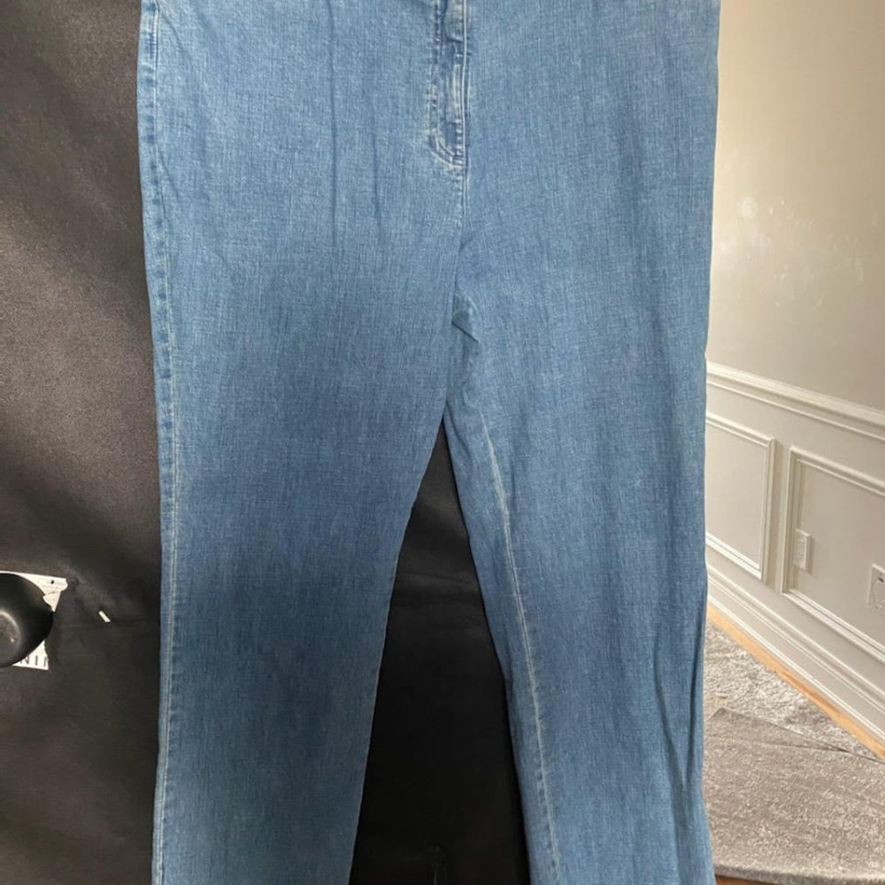 NWT HAGGARD LADIES  EMBROIDERED JEANS.